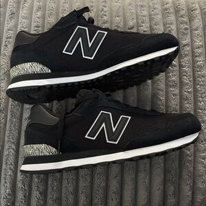 New Balance Men's Black and White Sneakers